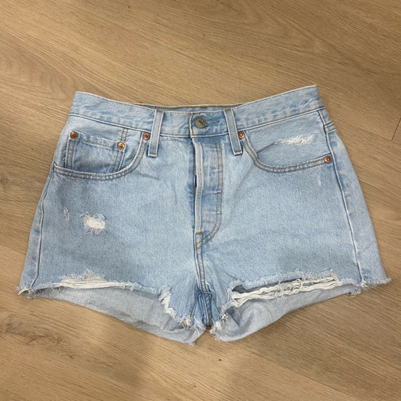 Levi Shorts - Picture 1 of 3